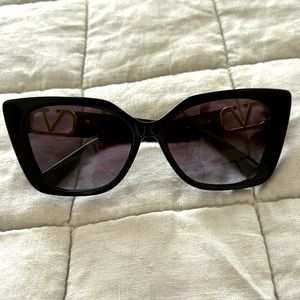 Valentino 4073 Black cat eye sunglasses Like New!